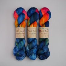 Load image into Gallery viewer, Flower Blue Moon - Pooling Yarn - Sock - 100g Skein